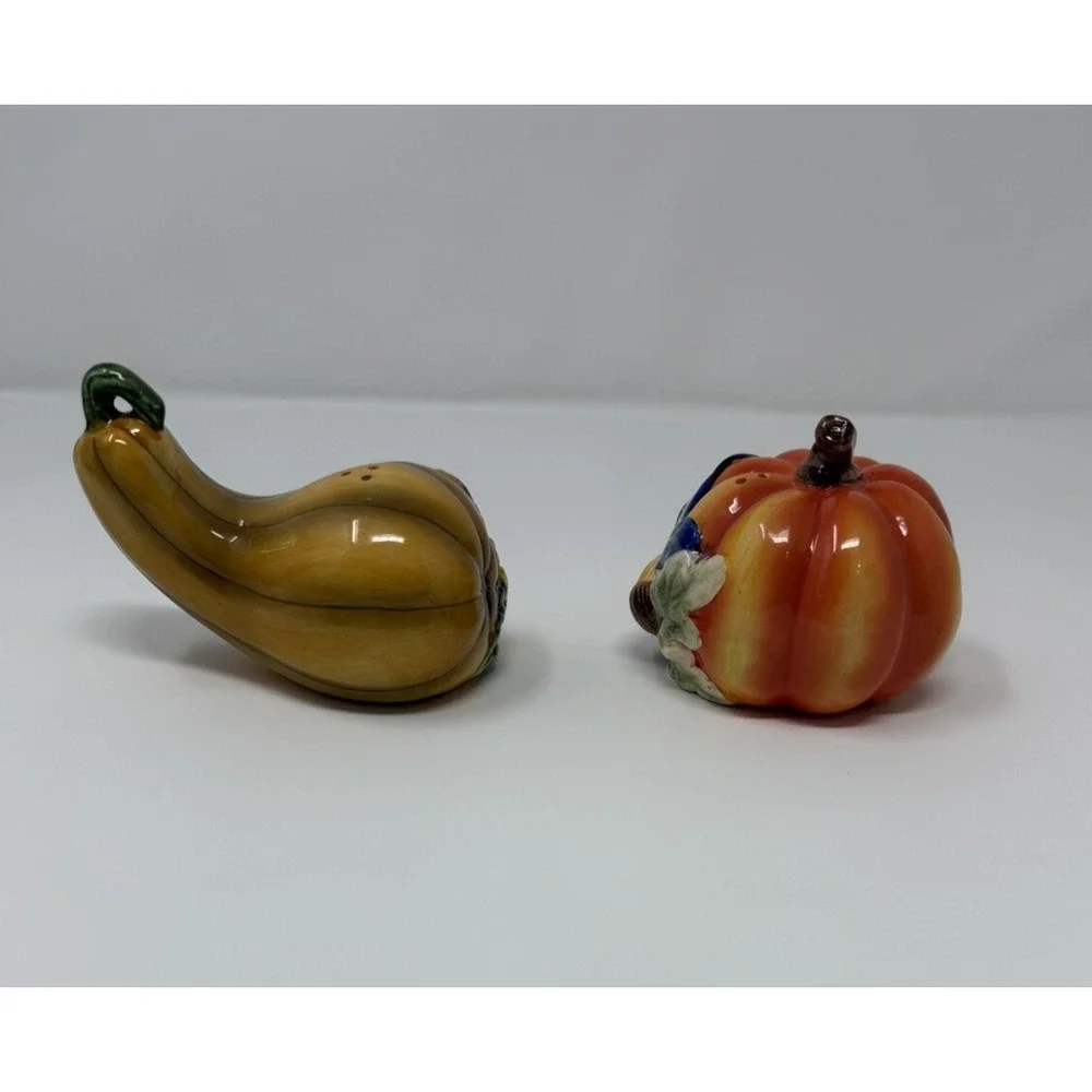Avon  2001 Ceramic Salt & Pepper Shakers Harvest Pumpkin Squash Gourd Fall